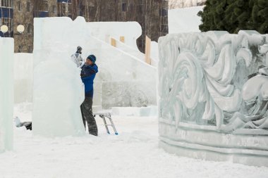 Noel ağacı bir keski ile buz kalıbı üzerinden
