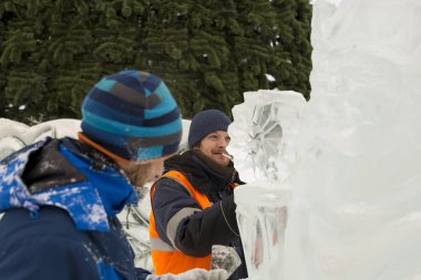 Bir işçi bir arkadaşına buz şekil müzakerelerinde Ağzında sigarayla.