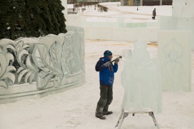 Noel ağacı bir keski ile buz kalıbı üzerinden