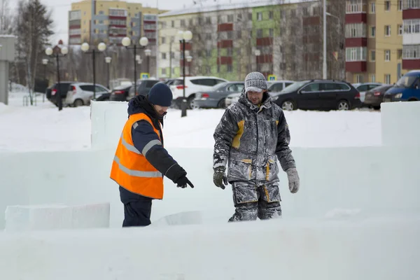Bir Konuşma Için Buz Şehrin Inşaat Sahasında Işçiler — Stok fotoğraf