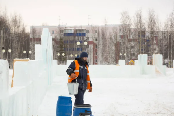 Buz Kasabasının Toplanma Yerinde Elinde Kova Olan Bir Işçi — Stok fotoğraf