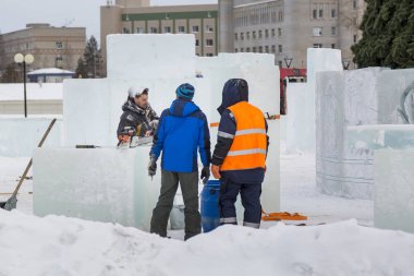 Şantiyede konuşan üç işçi