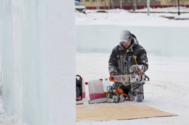 İşçi kontrplak tamir benzin bir sayfada gördüm