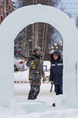 İki işçi montaj ücreti konuşmak