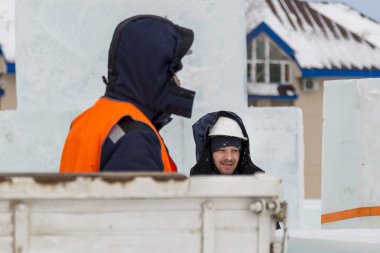 İki işçi montaj ücreti konuşmak