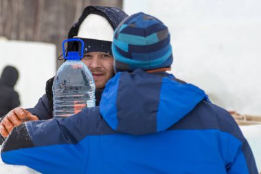 İki işçi montaj ücreti konuşmak