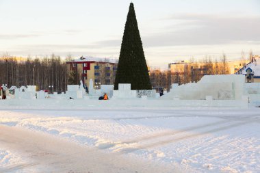 Yükleyicileri inşaat sahasında bir buz şehir Noel için inşa ediyoruz