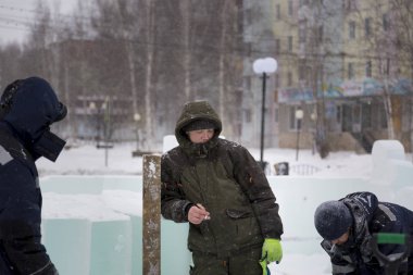 Buz Şekil konuşmak, ağzına bir sigara ile çalışanları