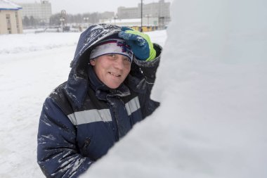 Buz kasabası kurmakla meşgul bir işçinin portresi.
