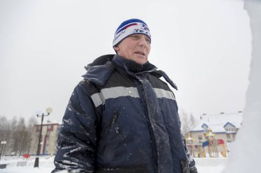 Buz kasabası kurmakla meşgul bir işçinin portresi.