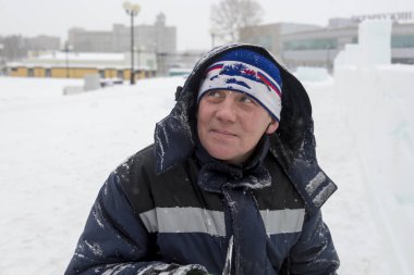 Buz kasabası kurmakla meşgul bir işçinin portresi.