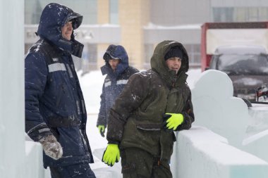 Bir buz kampı inşaatı işçilerin bir planı görüşmek
