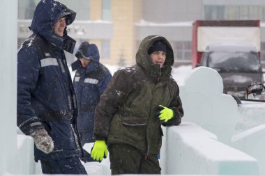 Bir buz kampı inşaatı işçilerin bir planı görüşmek