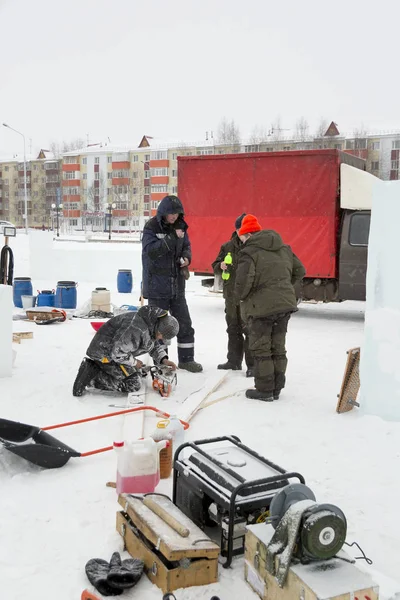 Bir buz kampı inşaatı işçilerin bir planı görüşmek