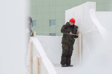 İş yerinde buz şehrin inşaat sahasında işçiler