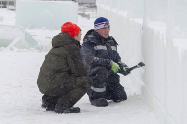 İş yerinde buz şehrin inşaat sahasında işçiler