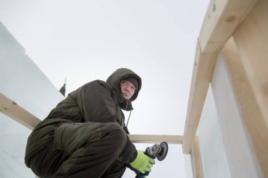 Buz kasabası kurmakla meşgul bir işçinin portresi.