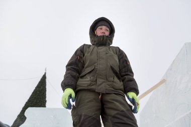 Buz kasabası kurmakla meşgul bir işçinin portresi.