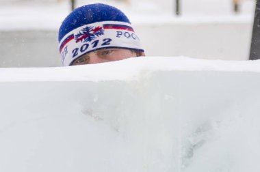 Mavi spor şapkalı bir assembler işçi portresi