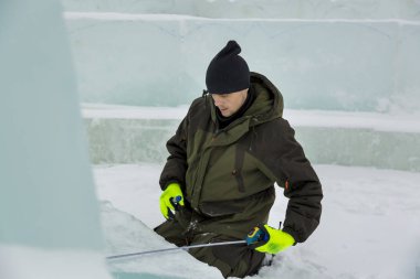 İşçi assembler buz bloğu rulet yardımıyla işaretler