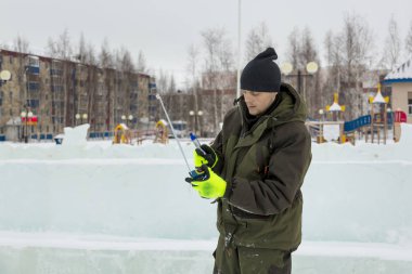 İşçi assembler buz bloğu rulet yardımıyla işaretler
