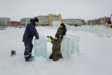 İşçi assembler buz bloğu rulet yardımıyla işaretler