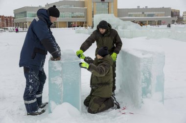 İşçi assembler buz bloğu rulet yardımıyla işaretler