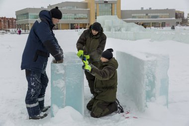 İşçi assembler buz bloğu rulet yardımıyla işaretler