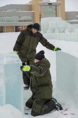 İşçi assembler buz bloğu rulet yardımıyla işaretler