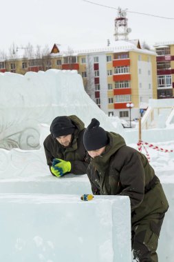 İşçi assembler buz bloğu rulet yardımıyla işaretler