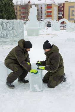 İşçi assembler buz bloğu rulet yardımıyla işaretler