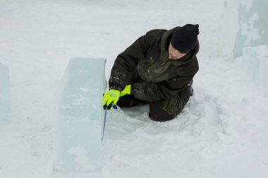 İşçi assembler buz bloğu rulet yardımıyla işaretler