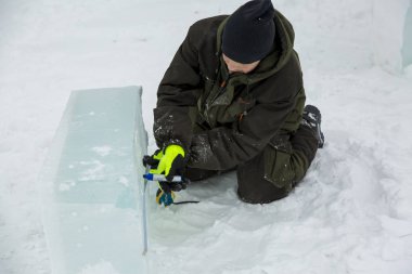 İşçi assembler buz bloğu rulet yardımıyla işaretler