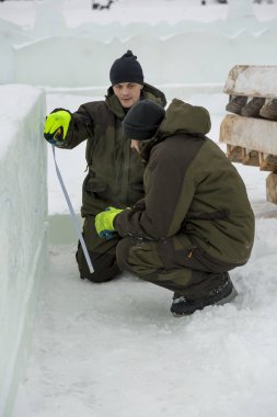 İşçi assembler buz bloğu rulet yardımıyla işaretler