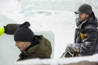 İşçi assembler buz bloğu rulet yardımıyla işaretler