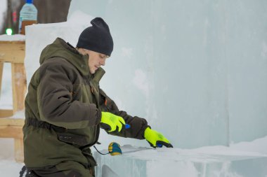 İşçi assembler buz bloğu rulet yardımıyla işaretler