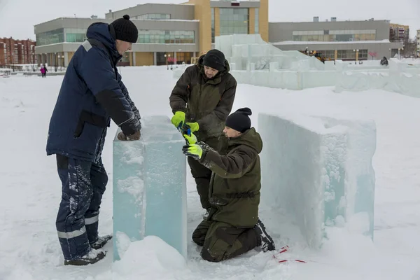 İşçi assembler buz bloğu rulet yardımıyla işaretler
