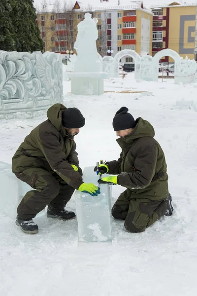 İşçi assembler buz bloğu rulet yardımıyla işaretler