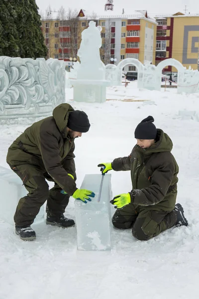 İşçi assembler buz bloğu rulet yardımıyla işaretler