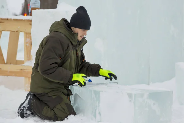 Arbeiter Monteur Markiert Den Eisblock Mit Hilfe Von Roulette — Stockfoto