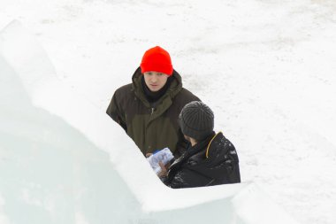 Şantiye buz şehrin işçilerin daha fazla eylem için bir plan tartışmak