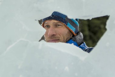 Heykeltıraş, buzdan bir heykeli Noel için keskiyle kesiyor.