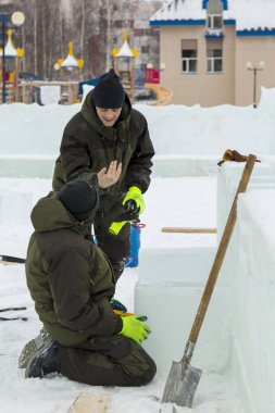 İşçiler birleştiricileri inşaat alanı üzerinde buz blok buz şehrin işaretlemek