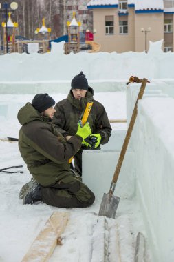 İşçiler birleştiricileri inşaat alanı üzerinde buz blok buz şehrin işaretlemek