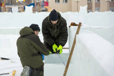 İşçiler birleştiricileri inşaat alanı üzerinde buz blok buz şehrin işaretlemek
