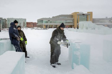 Çalışan bir chainsaw buz plaka bir buz şehirde testereleri