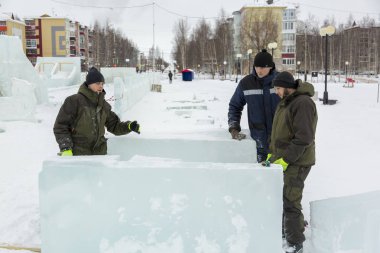 İşçiler birleştiricileri inşaat alanı üzerinde buz blok buz şehrin işaretlemek