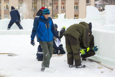 İşçiler birleştiricileri inşaat alanı üzerinde buz blok buz şehrin işaretlemek