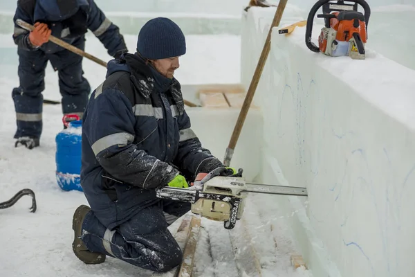 Çalışan bir chainsaw buz plaka bir buz şehirde testereleri