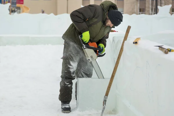 Arbeiter Sägt Einer Eisstadt Eine Kettensäge Eisplatte — Stockfoto